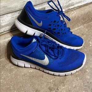 Nike 6.5 Y. Royal Blue and Black Running Shoes